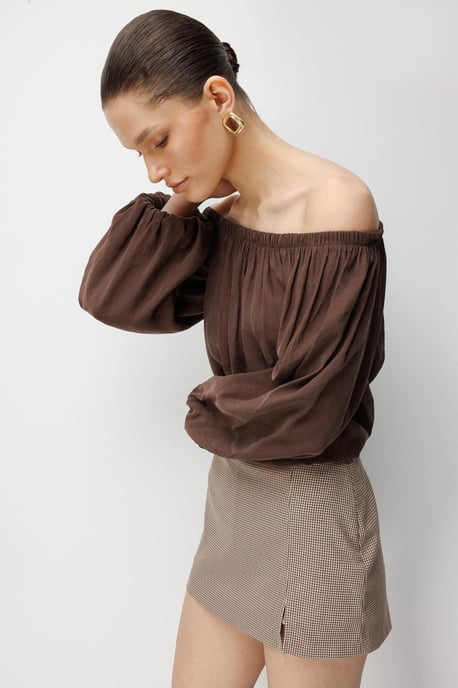 Bluse mit schulterfreiem Design und Struktur - Image 4
