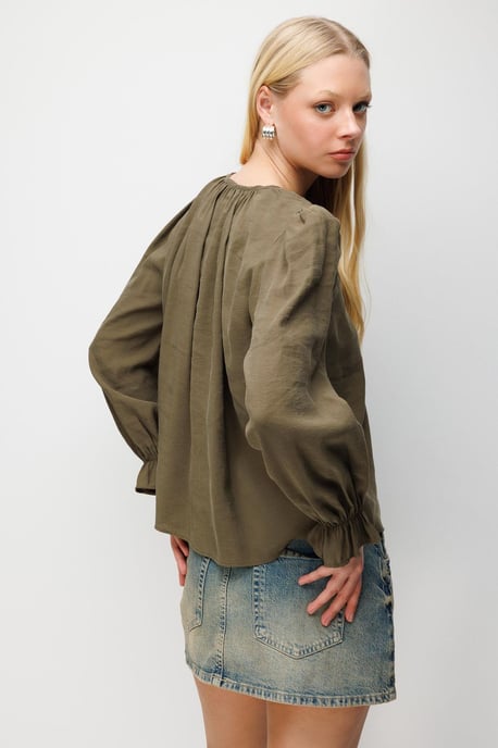 Texturierte Knopfleisten-Bluse mit Rundhalsausschnitt - Image 5