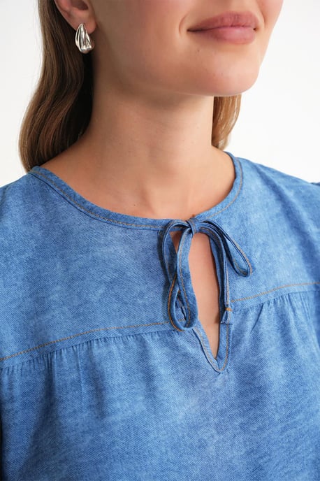 Denim-Optik Rüschenshirt mit Ballonärmeln - Image 6