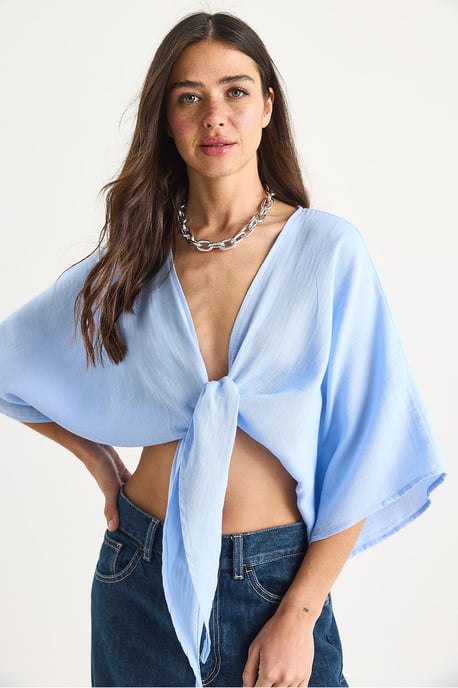 Bianco Lucci Dreiviertelärmel-Cropbluse mit V-Ausschnitt und Bindungsdetail - Hellblau - Image 2