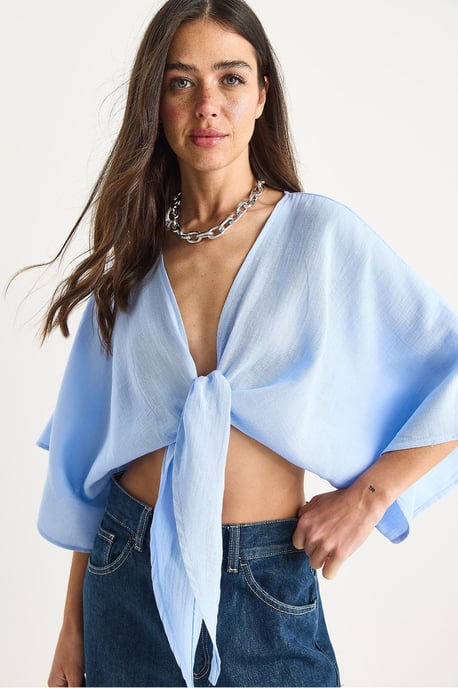 Bianco Lucci Dreiviertelärmel-Cropbluse mit V-Ausschnitt und Bindungsdetail - Hellblau - Image 3