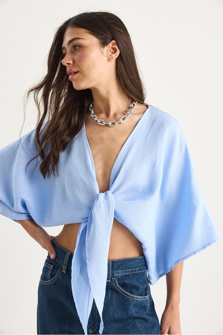 Bianco Lucci Dreiviertelärmel-Cropbluse mit V-Ausschnitt und Bindungsdetail - Hellblau - Image 4