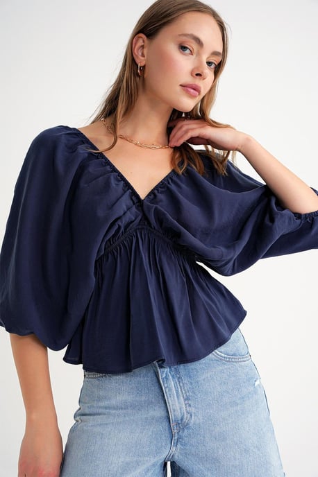 V-Ausschnitt-Bluse mit Rüschendetails - Image 1