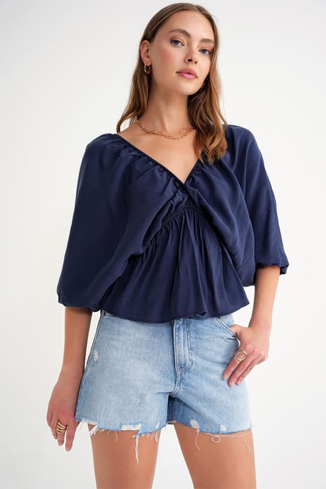 V-Ausschnitt-Bluse mit Rüschendetails - Image 2