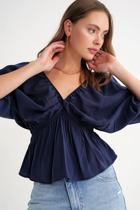 V-Ausschnitt-Bluse mit Rüschendetails - Image 3