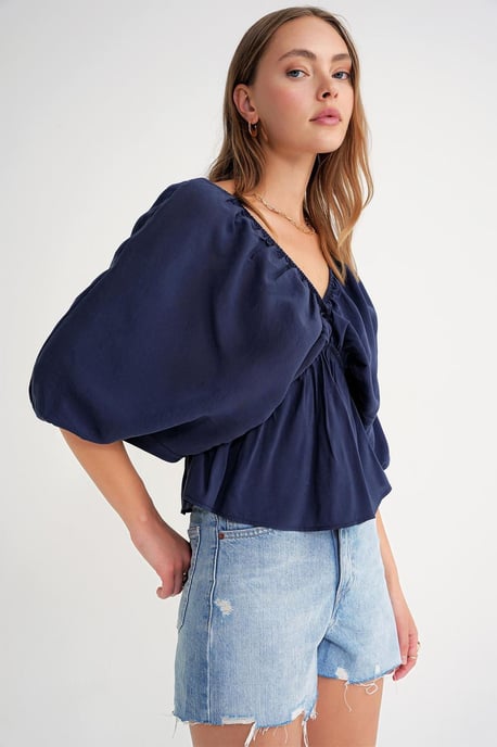 V-Ausschnitt-Bluse mit Rüschendetails - Image 4