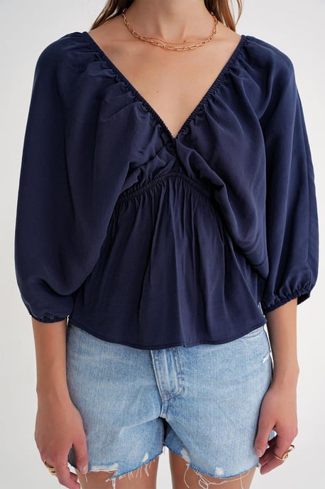 V-Ausschnitt-Bluse mit Rüschendetails - Image 5