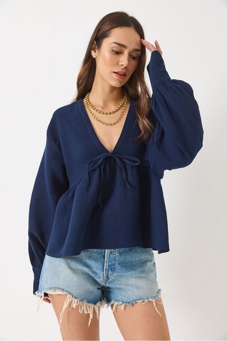 Strukturierte V-Ausschnitt-Crop-Bluse mit Schleifenband - Image 3