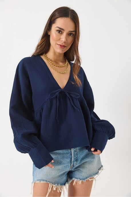 Strukturierte V-Ausschnitt-Crop-Bluse mit Schleifenband - Image 4