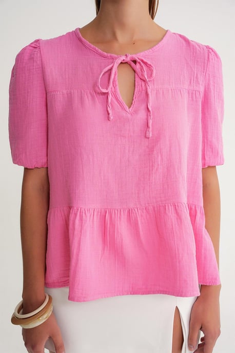 Strukturierte Musselin Rundhalsbluse mit Binde-Detail - Image 4