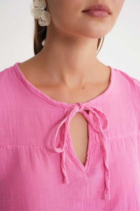Strukturierte Musselin Rundhalsbluse mit Binde-Detail - Image 5