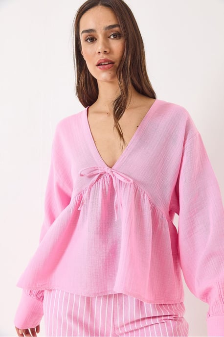 Strukturierte V-Ausschnitt-Crop-Bluse mit Schleifenband - Image 4