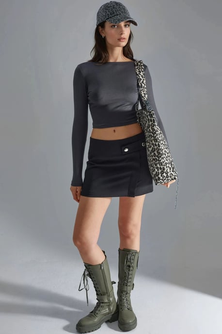 Schmale Passform Cropped Bluse mit Rückenausschnitt - Image 4