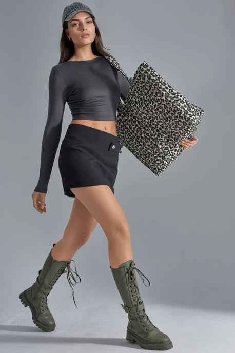 Schmale Passform Cropped Bluse mit Rückenausschnitt - Image 5