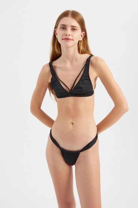 Bikini-Set mit tragefester, dreieckiger Form und brasilianischem Unterteil - Image 1