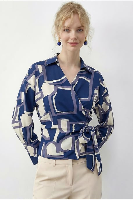 Bluse mit geometrischem Druck und Krawattendetail - Image 2