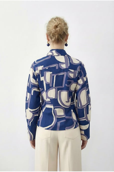Bluse mit geometrischem Druck und Krawattendetail - Image 4