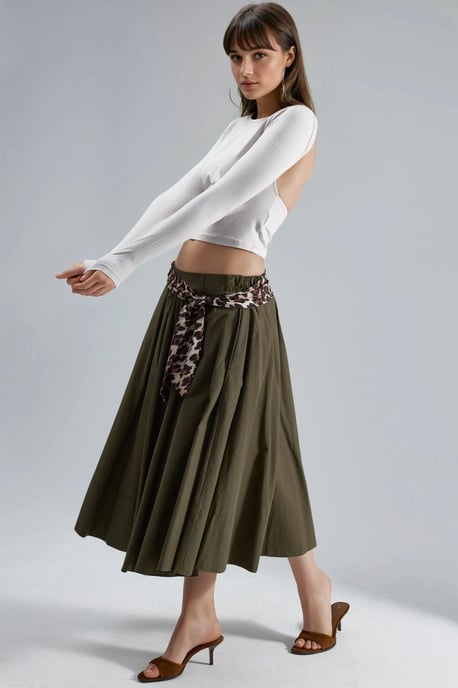 Schlanke Crop-Bluse mit Rückendetail - Image 5