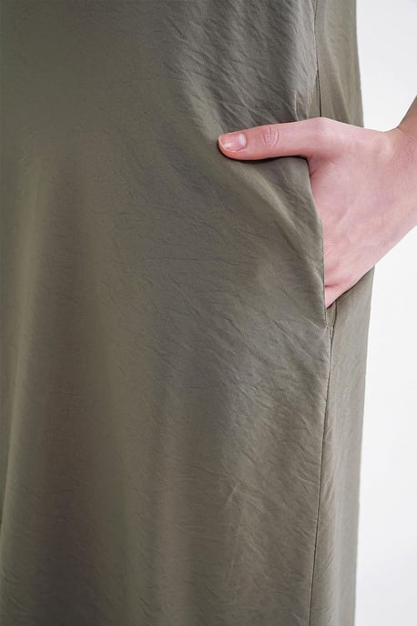 Ärmelloses Maxikleid mit V-Ausschnitt und Taschen - Image 6