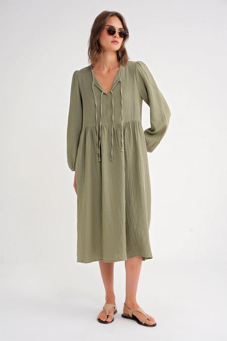 V-Ausschnitt Kleid mit Knotenverschluss in Midi-Länge - Image 1