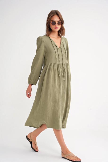 V-Ausschnitt Kleid mit Knotenverschluss in Midi-Länge - Image 2