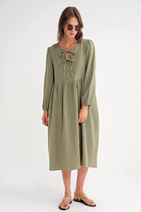 V-Ausschnitt Kleid mit Knotenverschluss in Midi-Länge - Image 3