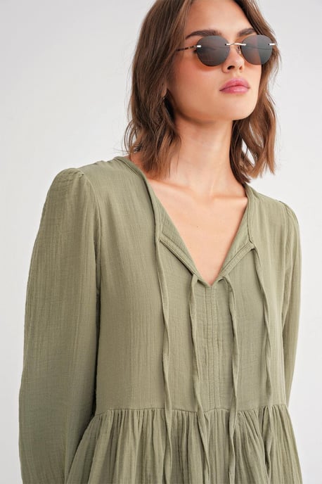 V-Ausschnitt Kleid mit Knotenverschluss in Midi-Länge - Image 4