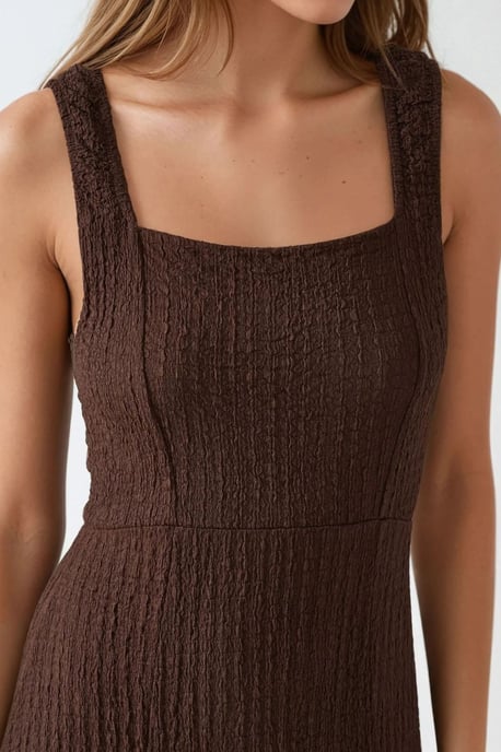 Strukturiertes Midikleid mit Quadratkragen - Image 4