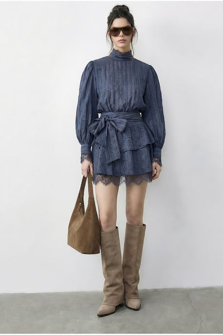 Texturiertes Mini-Kleid mit halbem Rollkragen und Spitzenakzenten - Image 2