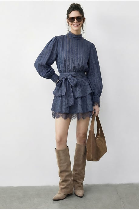 Texturiertes Mini-Kleid mit halbem Rollkragen und Spitzenakzenten - Image 3
