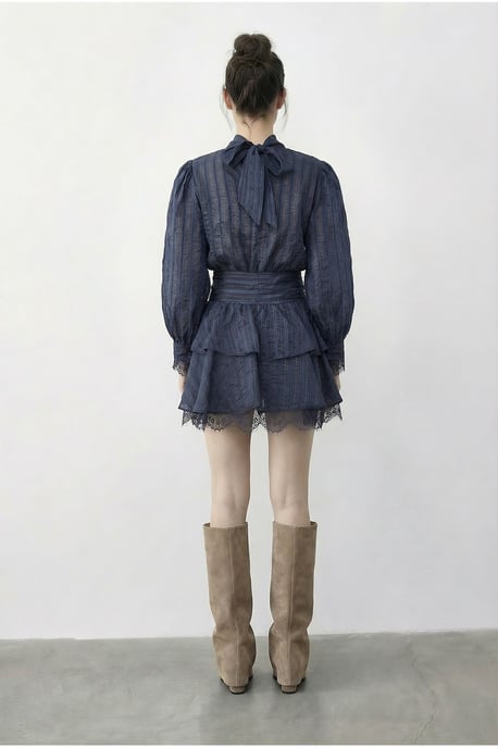 Texturiertes Mini-Kleid mit halbem Rollkragen und Spitzenakzenten - Image 4