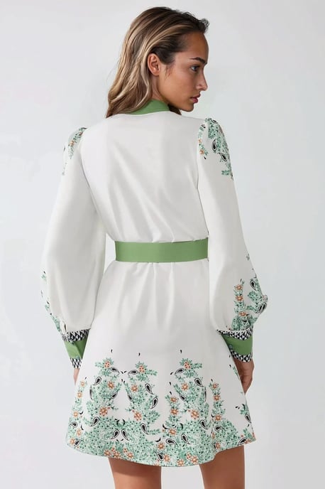 Bedrucktes Minikleid mit Rundhalsausschnitt und Gürtel - Image 5