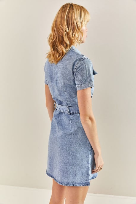 Mini-Denimkleid mit Shirtkragen und Gürtel - Image 2