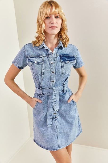 Mini-Denimkleid mit Shirtkragen und Gürtel - Image 4