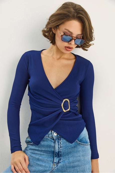 Doppelt knöpfbare Bluse mit Accessoire-Detail - Image 2