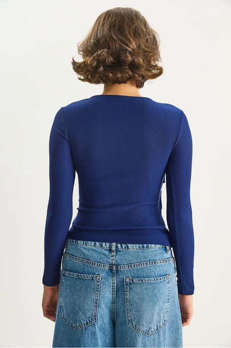 Doppelt knöpfbare Bluse mit Accessoire-Detail - Image 6