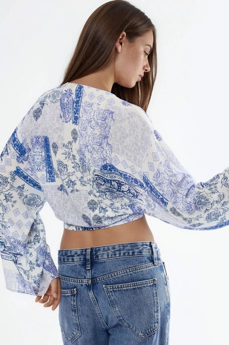 V-Ausschnitt Paisley-Print Crop-Bluse mit Bindungsdetail - Image 4