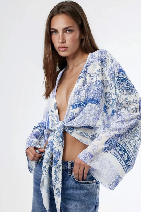 V-Ausschnitt Paisley-Print Crop-Bluse mit Bindungsdetail - Image 5