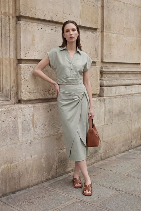 Leinenmix-Crop-Bluse mit Midi-Rock im Zwei-Teile-Set mit Accessoire-Details - Image 4