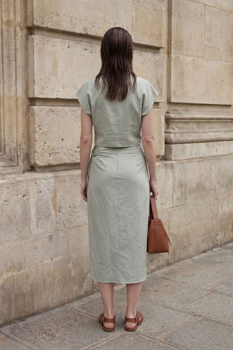 Leinenmix-Crop-Bluse mit Midi-Rock im Zwei-Teile-Set mit Accessoire-Details - Image 5