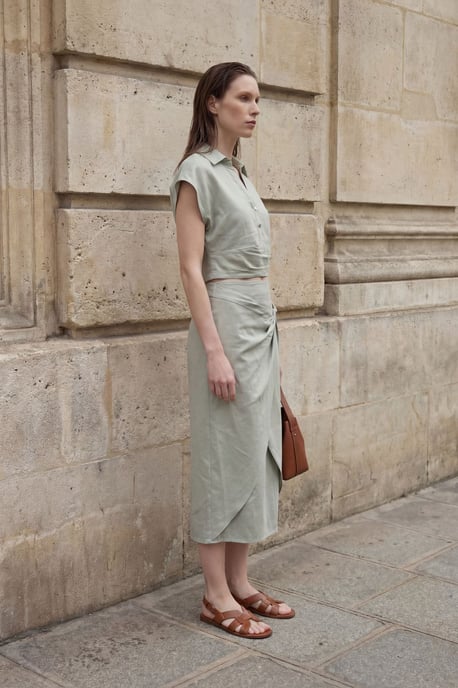 Leinenmix-Crop-Bluse mit Midi-Rock im Zwei-Teile-Set mit Accessoire-Details - Image 6