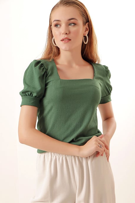 Schlank geschnittene Bluse mit quadratischem Kragen - Image 4