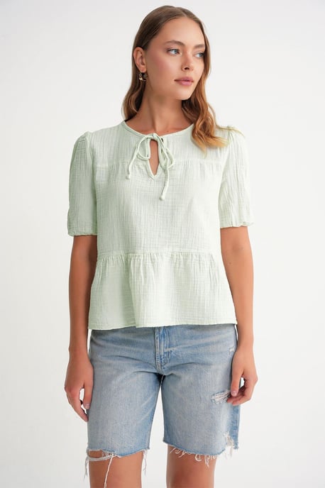 Strukturierte Musselin-Bluse mit Rundhalsausschnitt und Bindungsdetails - Image 2