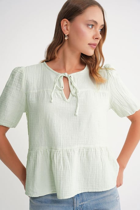 Strukturierte Musselin-Bluse mit Rundhalsausschnitt und Bindungsdetails - Image 3