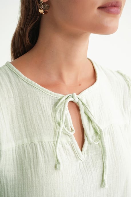 Strukturierte Musselin-Bluse mit Rundhalsausschnitt und Bindungsdetails - Image 5