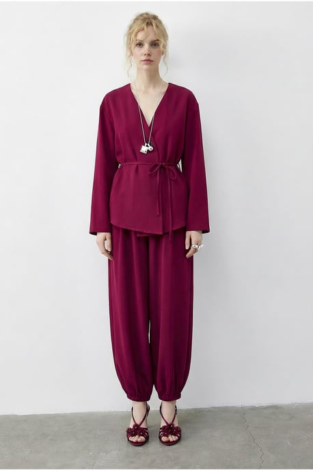 Bluse mit Gürtel und Jogginghose Set aus zwei Teilen - Image 2