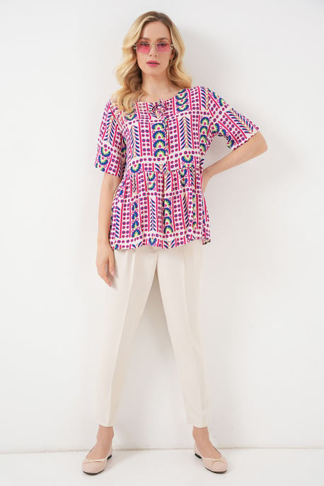 Gemusterte Rundhalsbluse mit Schleifendetail - Image 2
