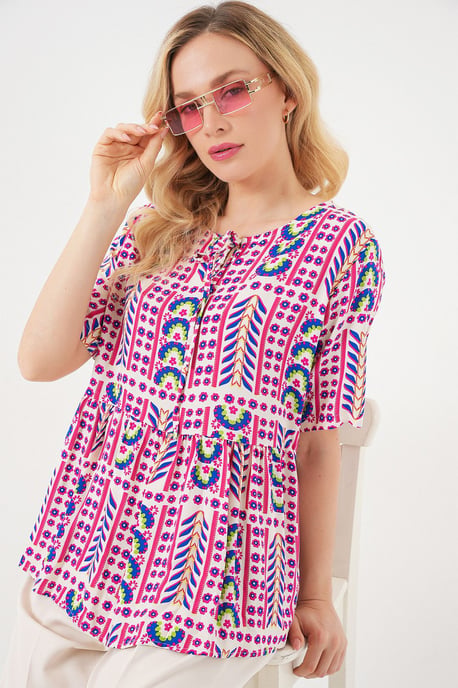 Gemusterte Rundhalsbluse mit Schleifendetail - Image 3