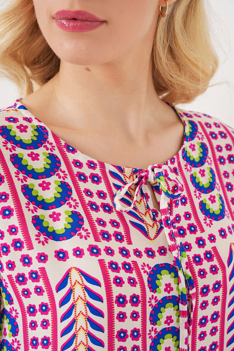 Gemusterte Rundhalsbluse mit Schleifendetail - Image 5