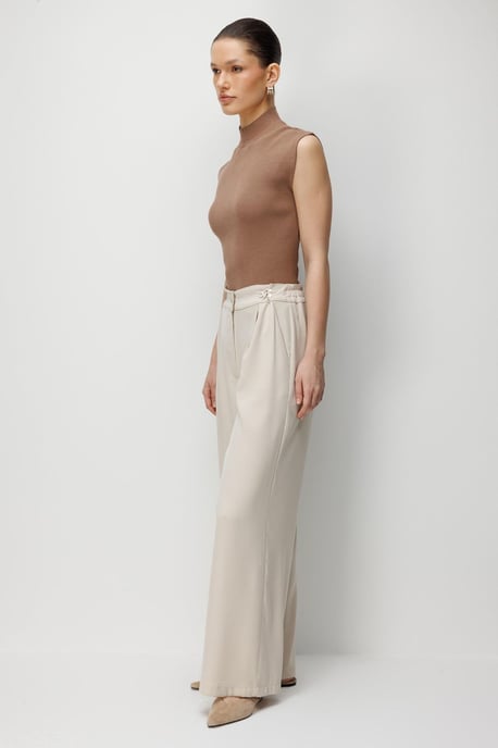 Hochtaillierte weite Hose mit Accessoire-Detail - Image 4